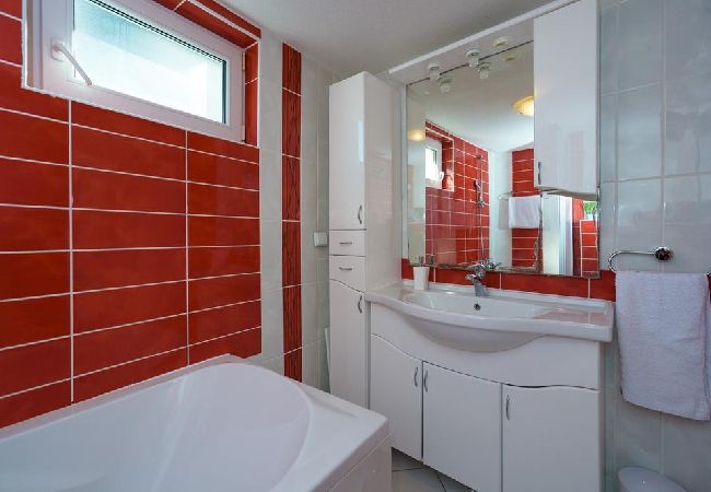 Appartamento a Kaštel Kambelovac - Appartamento in Castel Cambi (Kastel Kambelovac) con vista mare, Climatizzazione, WIFI, Lavatrice (4483-2) Appartamento a Kaštel Kambelovac - Appartamento in Castel Cambi (Kastel Kambelovac) con vista mare, Climatizzazione, WIFI, Lavatrice (4483-2)