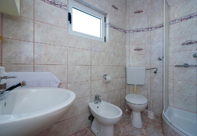 Appartamento a Kaštel Kambelovac - Appartamento in Castel Cambi (Kastel Kambelovac) con vista mare, Climatizzazione, WIFI, Lavatrice (4483-2) Appartamento a Kaštel Kambelovac - Appartamento in Castel Cambi (Kastel Kambelovac) con vista mare, Climatizzazione, WIFI, Lavatrice (4483-2)