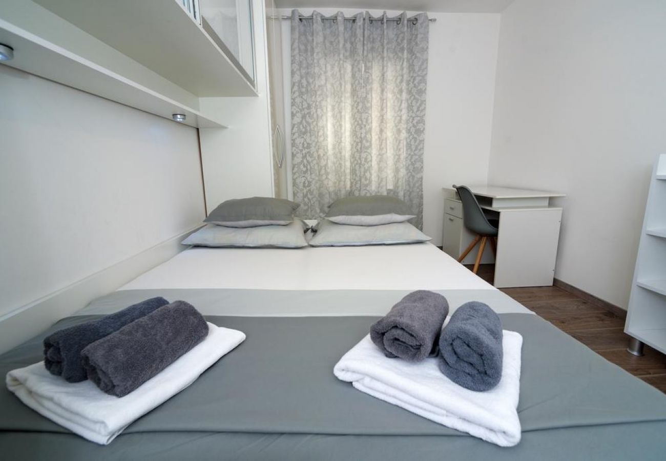 Appartamento a Kaštel Kambelovac - Appartamento in Castel Cambi (Kastel Kambelovac) con vista mare, Climatizzazione, WIFI, Lavatrice (4483-2)