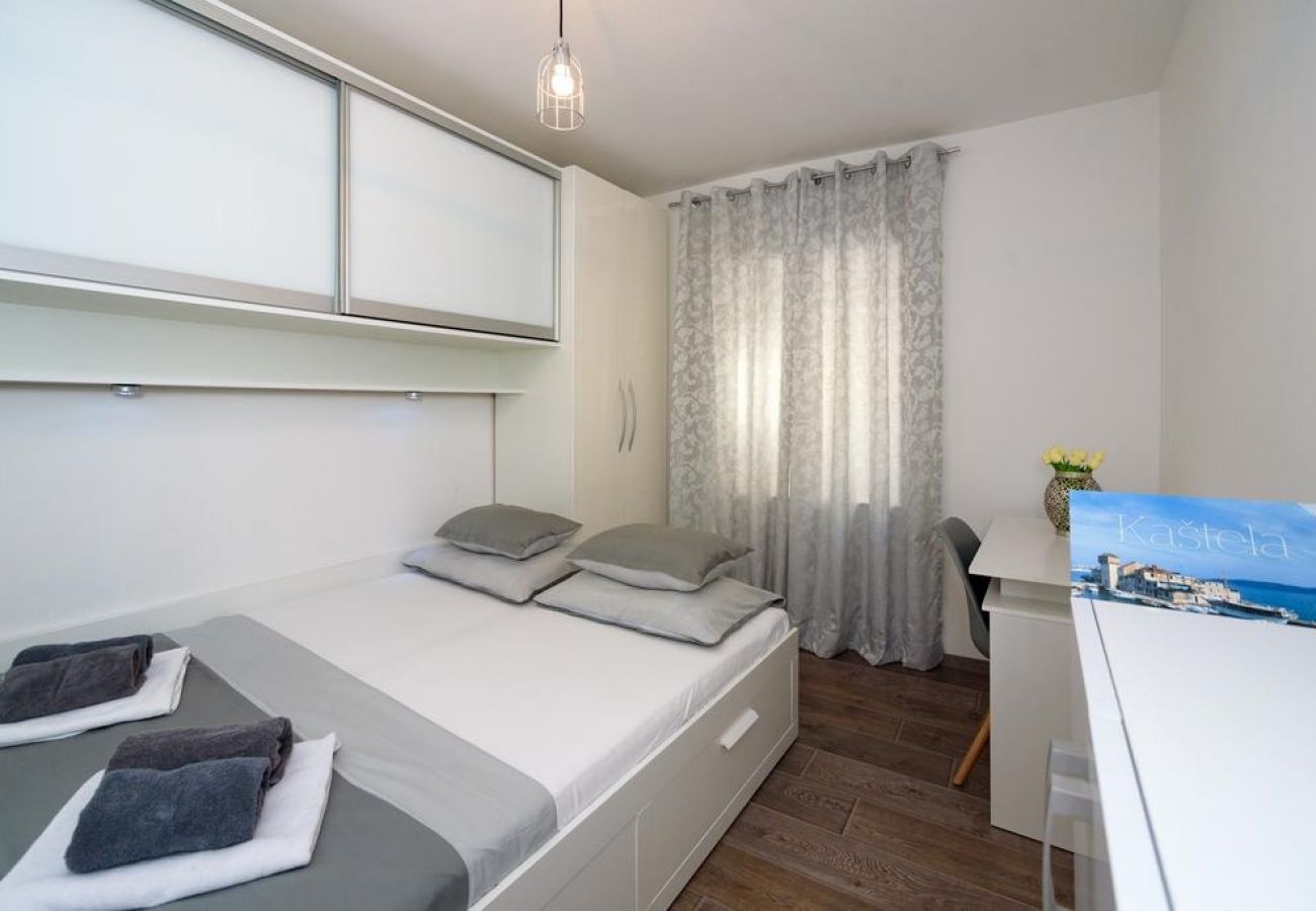 Appartamento a Kaštel Kambelovac - Appartamento in Castel Cambi (Kastel Kambelovac) con vista mare, Climatizzazione, WIFI, Lavatrice (4483-2)