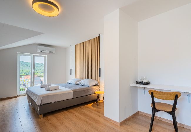 Affitto per camere a Cres - Camera in Cherso (Cres) con vista mare, balcone, Climatizzazione, WIFI (4249-6) Affitto per camere a Cres - Camera in Cherso (Cres) con vista mare, balcone, Climatizzazione, WIFI (4249-6)