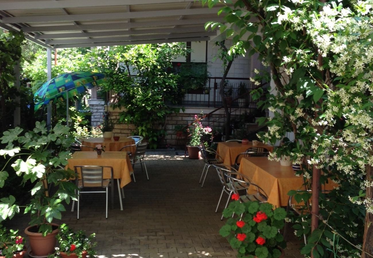 Affitto per camere a Sukošan - Camera in San Cassiano (Sukosan) con balcone, Climatizzazione, WIFI (5188-1)