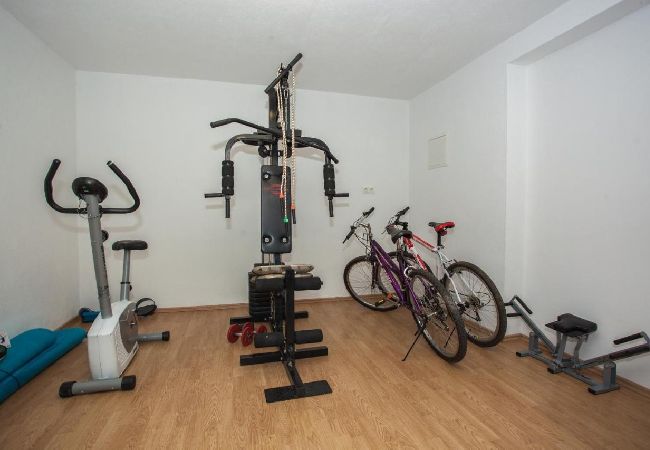 Casa a Omiš - Casa di vacanza in Omiš con terrazzo, Climatizzazione, WIFI, Lavatrice (5202-1) Casa a Omiš - Casa di vacanza in Omiš con terrazzo, Climatizzazione, WIFI, Lavatrice (5202-1)