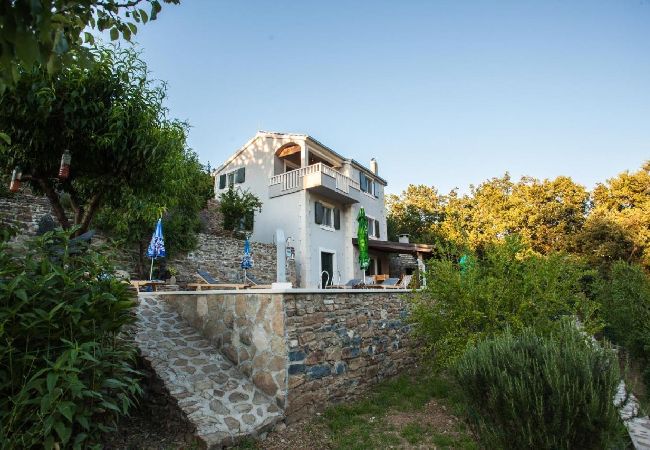 Casa a Omiš - Casa di vacanza in Omiš con terrazzo, Climatizzazione, WIFI, Lavatrice (5202-1) Casa a Omiš - Casa di vacanza in Omiš con terrazzo, Climatizzazione, WIFI, Lavatrice (5202-1)