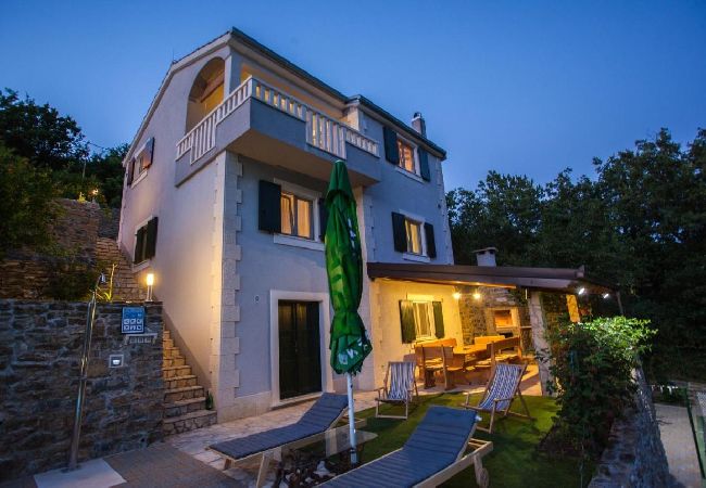 Casa a Omiš - Casa di vacanza in Omiš con terrazzo, Climatizzazione, WIFI, Lavatrice (5202-1) Casa a Omiš - Casa di vacanza in Omiš con terrazzo, Climatizzazione, WIFI, Lavatrice (5202-1)