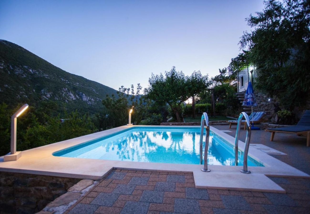 Casa a Omiš - Casa di vacanza in Omiš con terrazzo, Climatizzazione, WIFI, Lavatrice (5202-1)