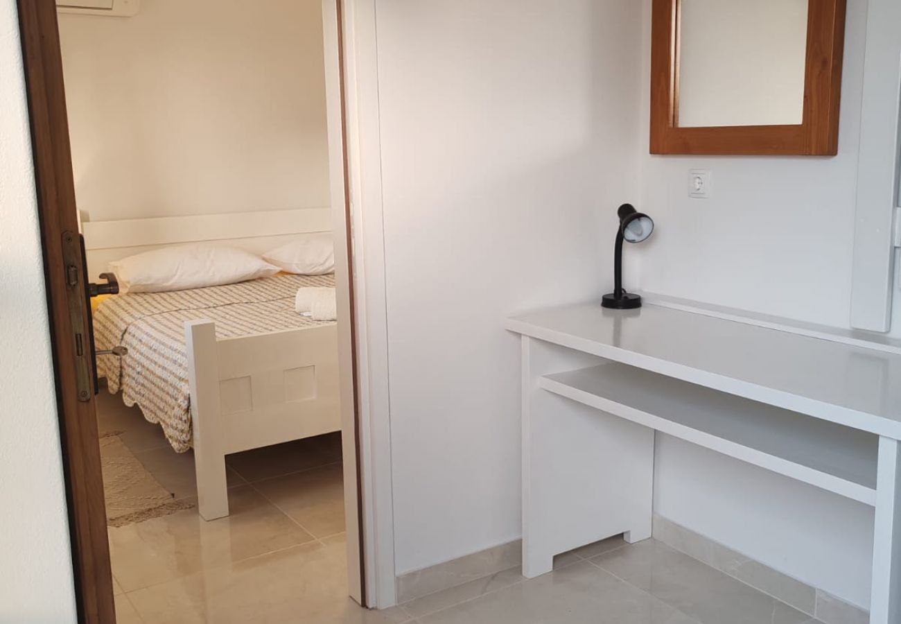 Appartamento a Lumbarda - Appartamento in Lombarda (Lumbrada) con vista mare, terrazzo, Climatizzazione, WIFI (869-4)