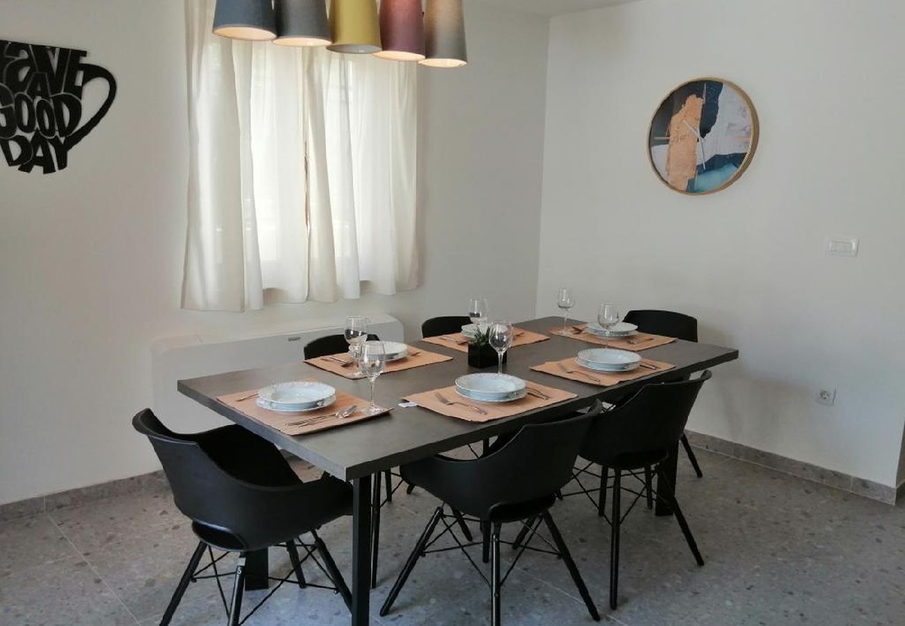 Casa a Vrgorac - Casa di vacanza in Vrgorac con terrazzo, Climatizzazione, WIFI, Lavatrice (5226-1)