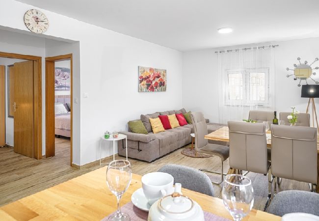 Appartamento a Vodice - Appartamento in Vodizze (Vodice) con terrazzo, Climatizzazione, WIFI, Lavastoviglie (83-2) Appartamento a Vodice - Appartamento in Vodizze (Vodice) con terrazzo, Climatizzazione, WIFI, Lavastoviglie (83-2)