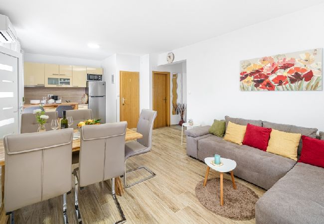 Appartamento a Vodice - Appartamento in Vodizze (Vodice) con terrazzo, Climatizzazione, WIFI, Lavastoviglie (83-2) Appartamento a Vodice - Appartamento in Vodizze (Vodice) con terrazzo, Climatizzazione, WIFI, Lavastoviglie (83-2)