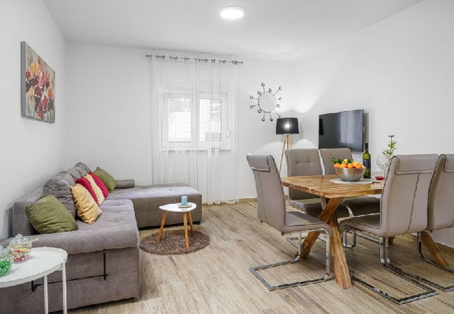 Appartamento a Vodice - Appartamento in Vodizze (Vodice) con terrazzo, Climatizzazione, WIFI, Lavastoviglie (83-2) Appartamento a Vodice - Appartamento in Vodizze (Vodice) con terrazzo, Climatizzazione, WIFI, Lavastoviglie (83-2)