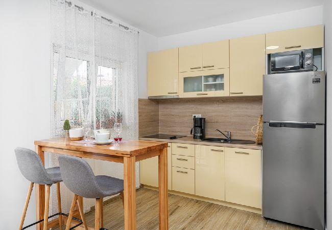 Appartamento a Vodice - Appartamento in Vodizze (Vodice) con terrazzo, Climatizzazione, WIFI, Lavastoviglie (83-2) Appartamento a Vodice - Appartamento in Vodizze (Vodice) con terrazzo, Climatizzazione, WIFI, Lavastoviglie (83-2)