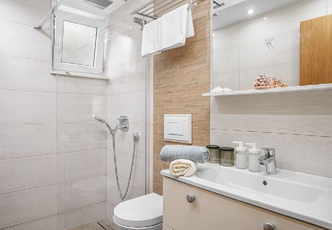 Appartamento a Vodice - Appartamento in Vodizze (Vodice) con terrazzo, Climatizzazione, WIFI, Lavastoviglie (83-2) Appartamento a Vodice - Appartamento in Vodizze (Vodice) con terrazzo, Climatizzazione, WIFI, Lavastoviglie (83-2)