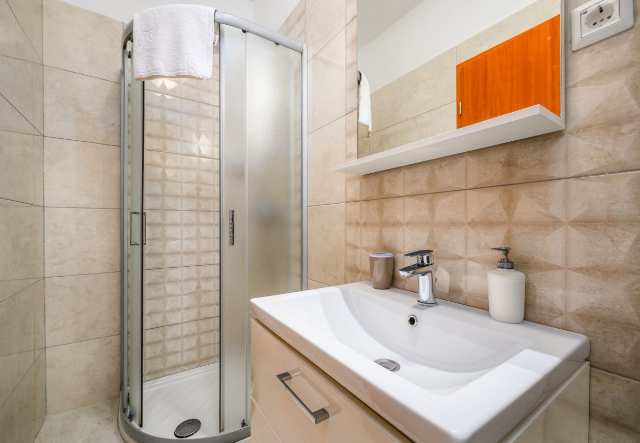 Appartamento a Drenje - Appartamento per vacanze a Drenje con vista mare, terrazza, aria condizionata, Wi-Fi (5235-1)