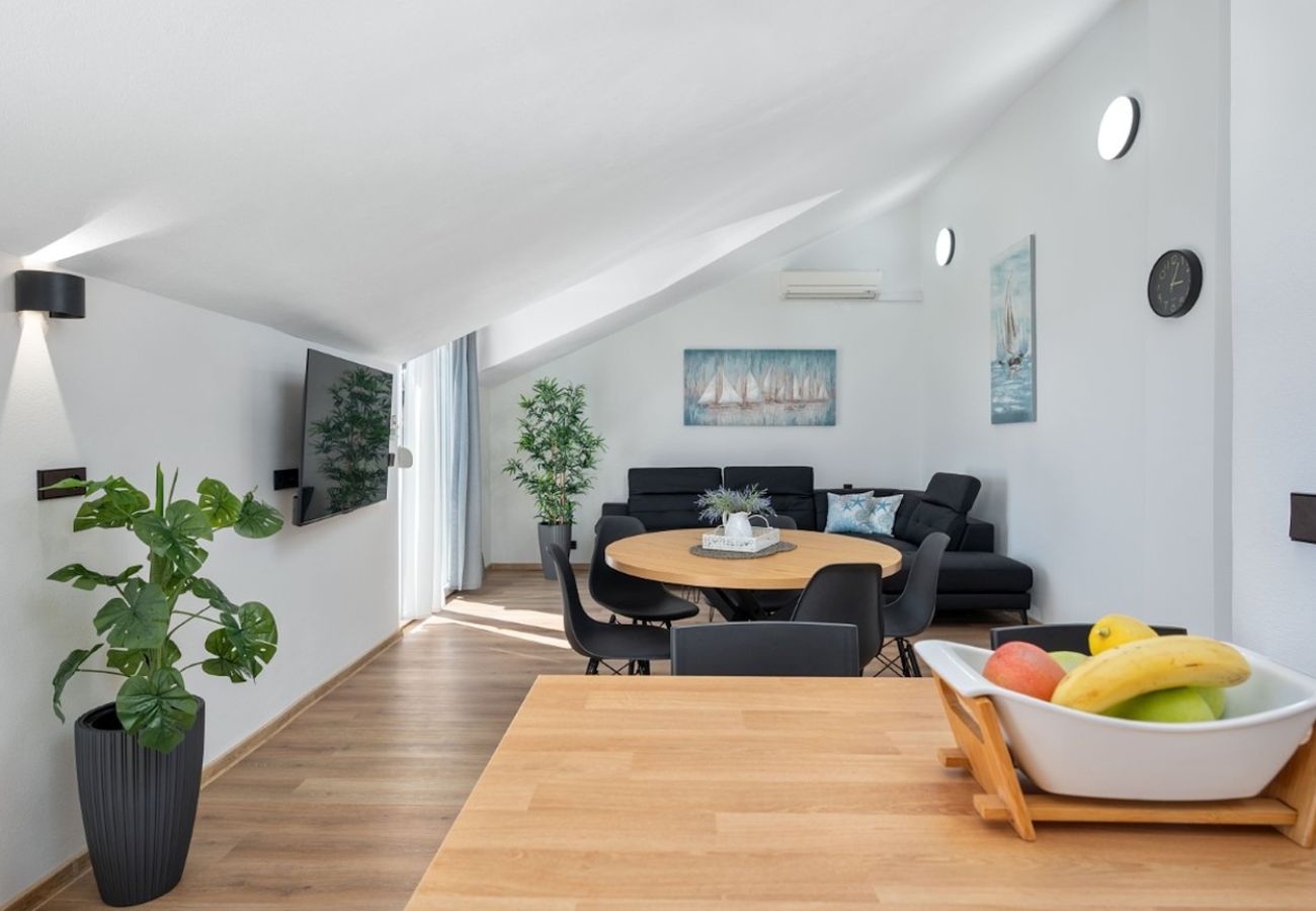 Appartamento a Duce - Appartamento a Duće con vista mare, terrazza, aria condizionata e Wi-Fi (3423-4)