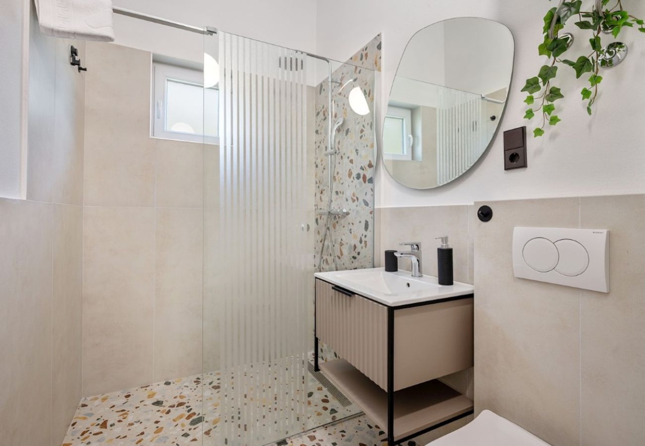 Appartamento a Duce - Appartamento a Duće con vista mare, terrazza, aria condizionata e Wi-Fi (3423-4)