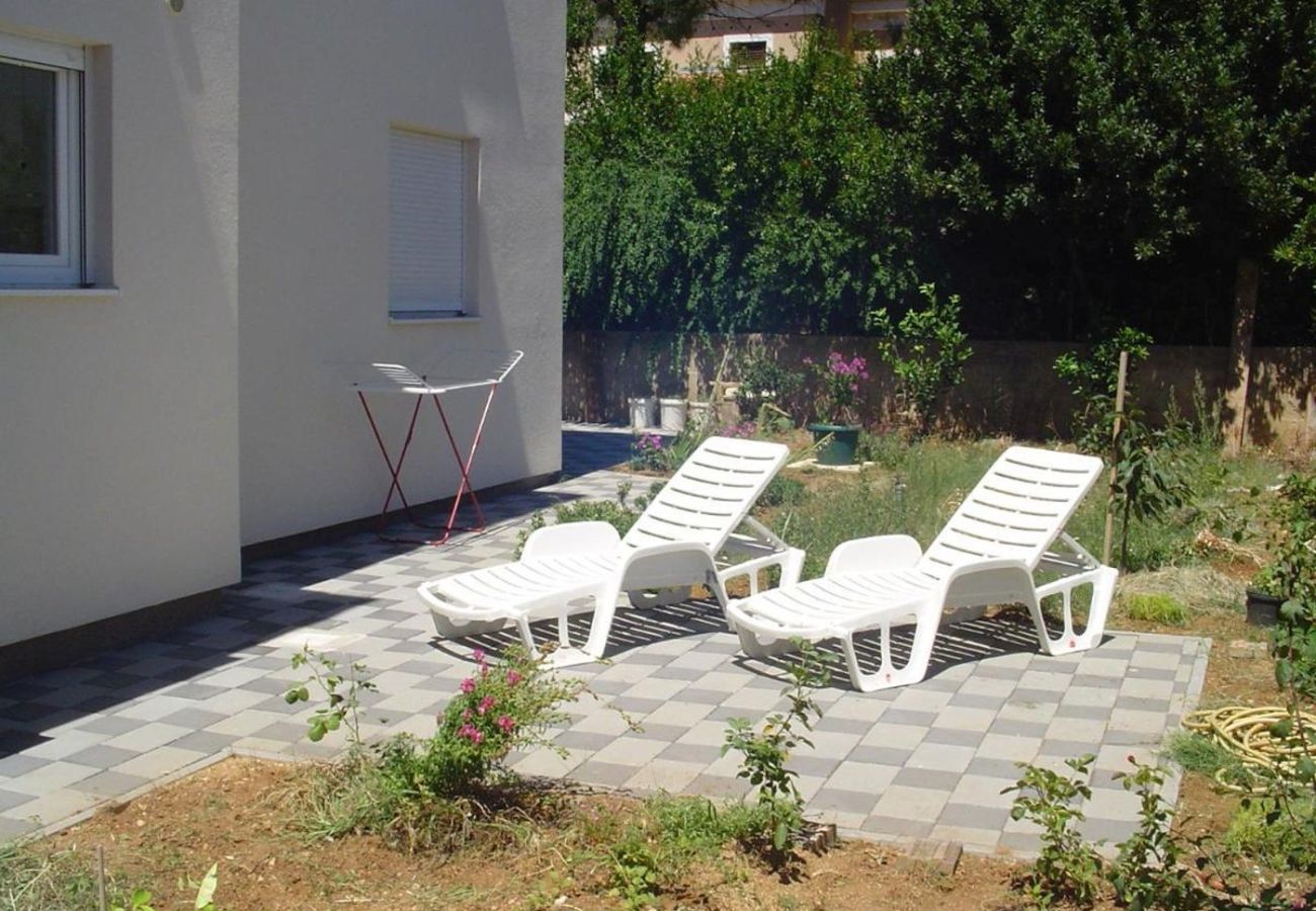 Appartamento a Turanj - Appartamento a Turanj con accesso al giardino, lavatrice, aria condizionata, Wi-Fi (5236-1)