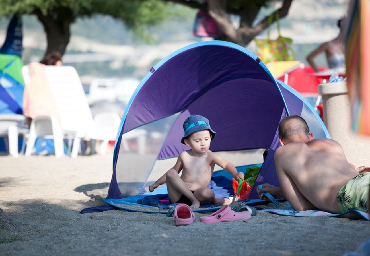 Appartamento a Duce - Appartamento direttamente sulla spiaggia di sabbia con vista mare, balcone, aria condizionata e Wi-Fi