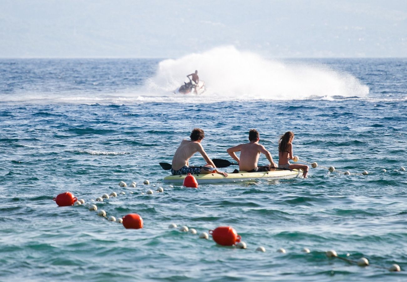 Appartamento a Duce - Appartamento direttamente sulla spiaggia di sabbia con vista mare, balcone, aria condizionata e Wi-Fi