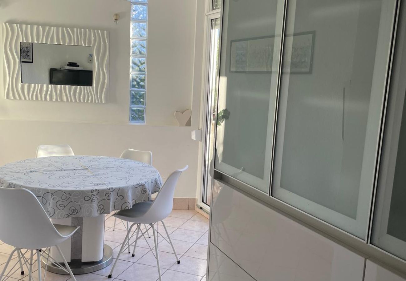 Appartamento a Duce - Appartamento direttamente sulla spiaggia di sabbia con vista mare, balcone, aria condizionata e Wi-Fi