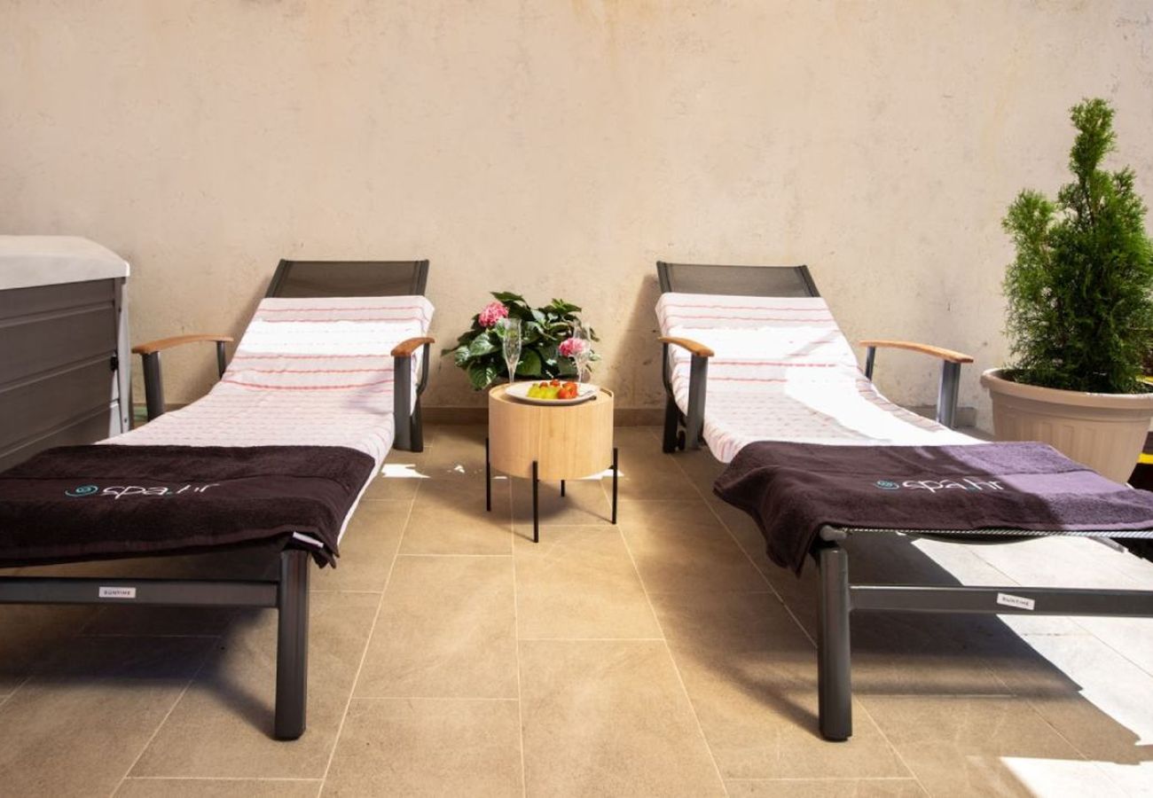 Casa a Mundanije - Casa vacanze a Mundanije con giardino, jacuzzi, terrazza, aria condizionata e lavatrice (5238-1)