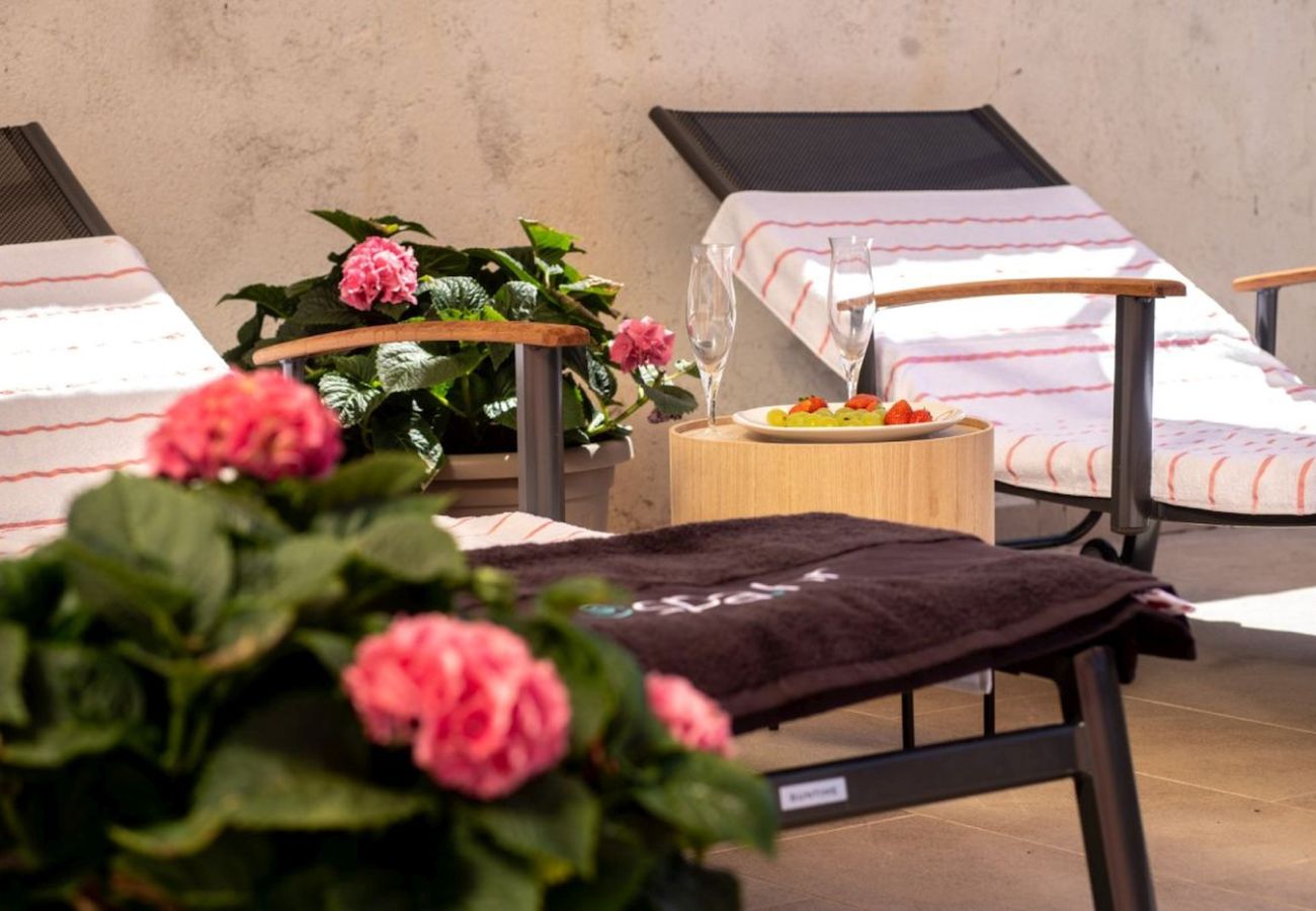 Casa a Mundanije - Casa vacanze a Mundanije con giardino, jacuzzi, terrazza, aria condizionata e lavatrice (5238-1)