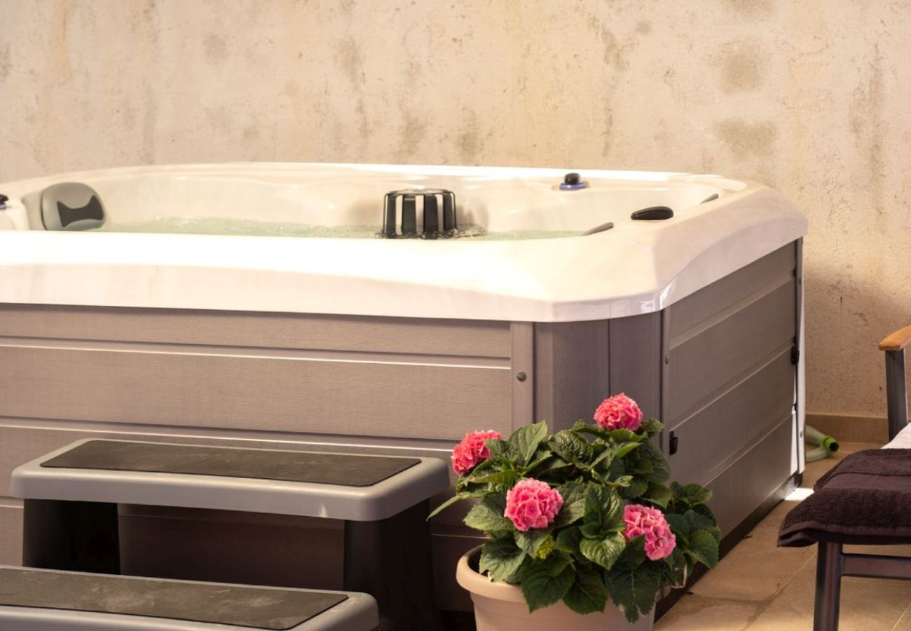 Casa a Mundanije - Casa vacanze a Mundanije con giardino, jacuzzi, terrazza, aria condizionata e lavatrice (5238-1)