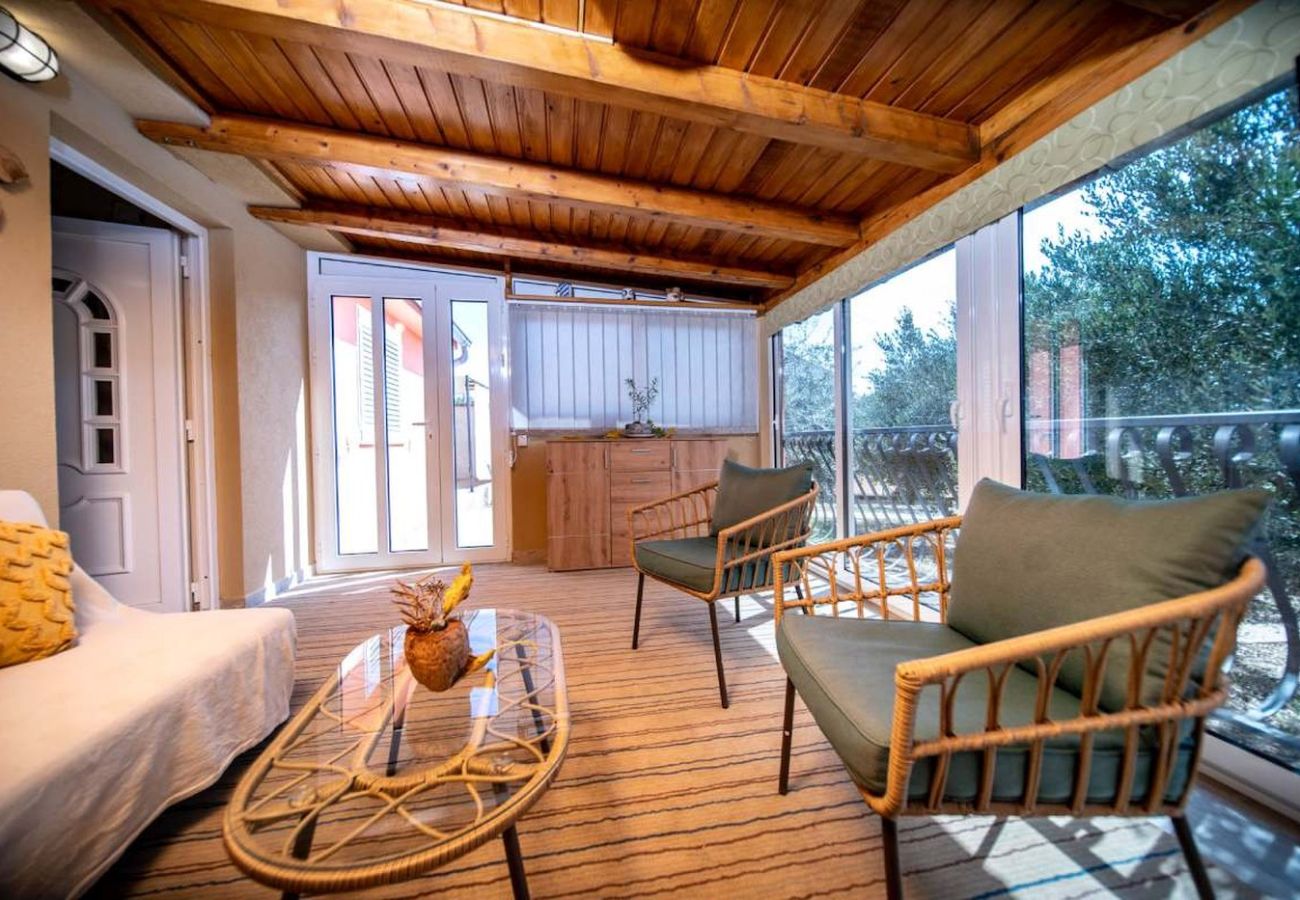 Casa a Mundanije - Casa vacanze a Mundanije con giardino, jacuzzi, terrazza, aria condizionata e lavatrice (5238-1)