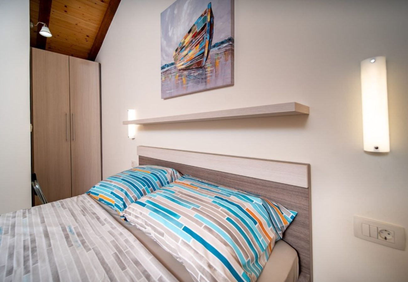 Casa a Mundanije - Casa vacanze a Mundanije con giardino, jacuzzi, terrazza, aria condizionata e lavatrice (5238-1)