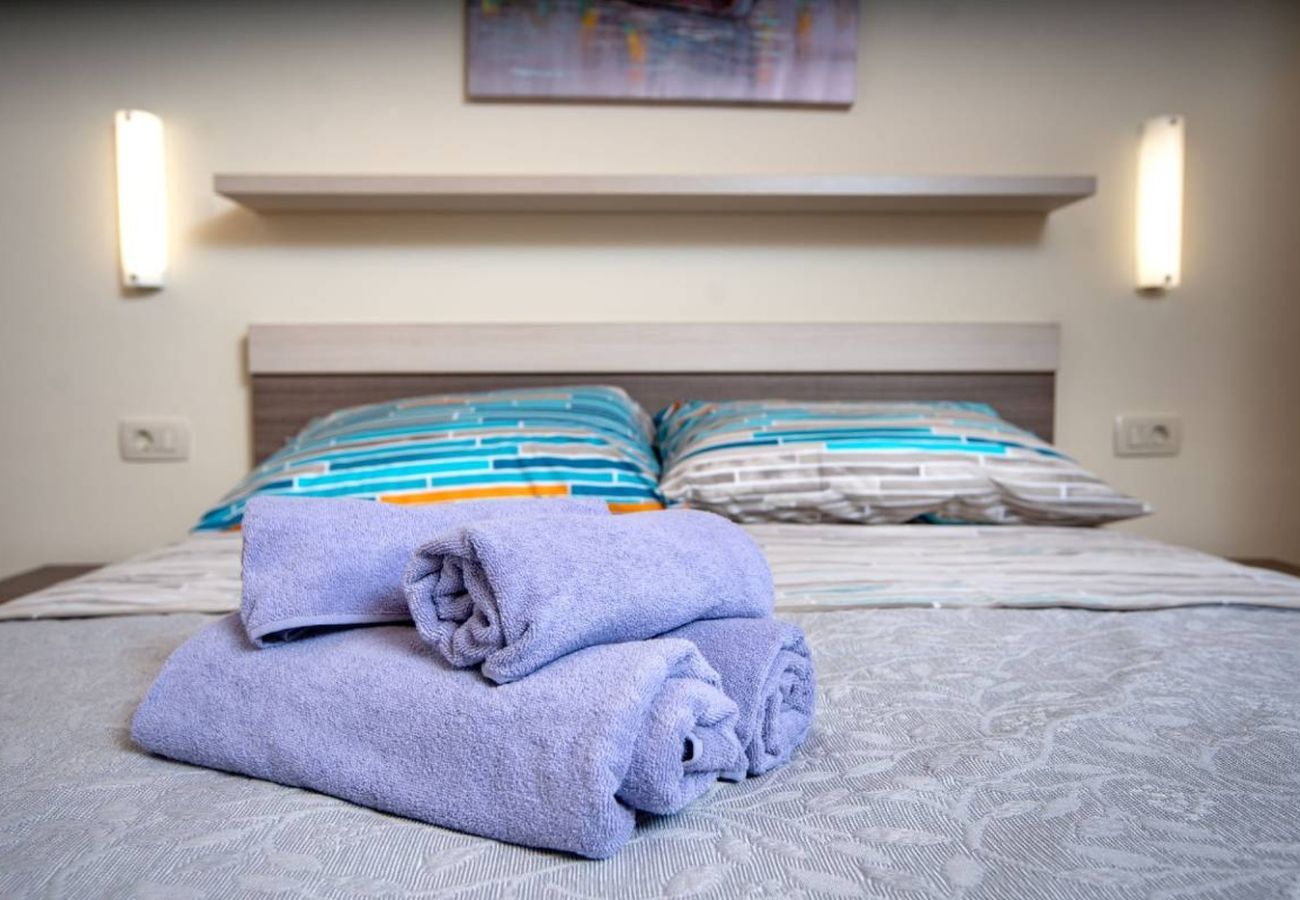 Casa a Mundanije - Casa vacanze a Mundanije con giardino, jacuzzi, terrazza, aria condizionata e lavatrice (5238-1)