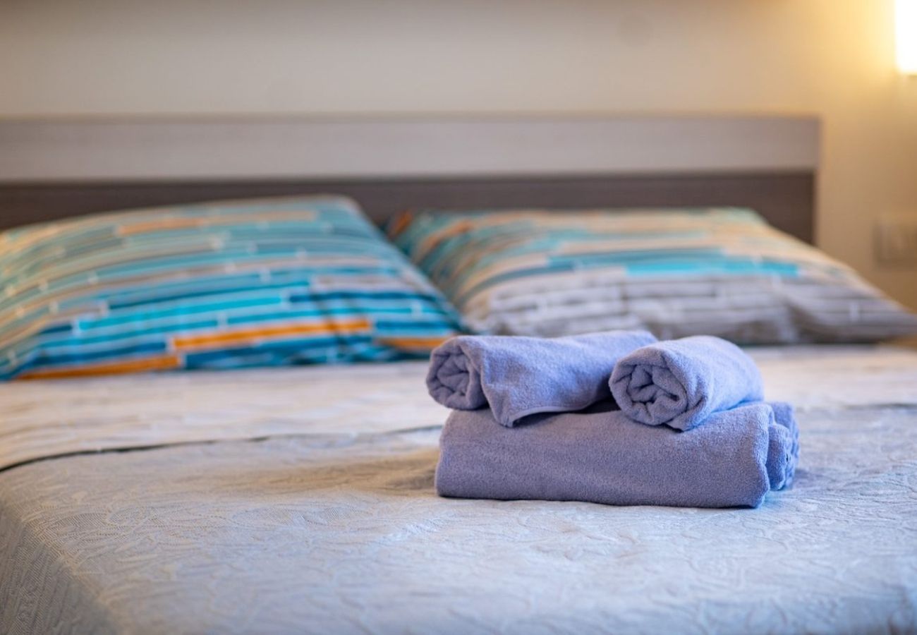 Casa a Mundanije - Casa vacanze a Mundanije con giardino, jacuzzi, terrazza, aria condizionata e lavatrice (5238-1)