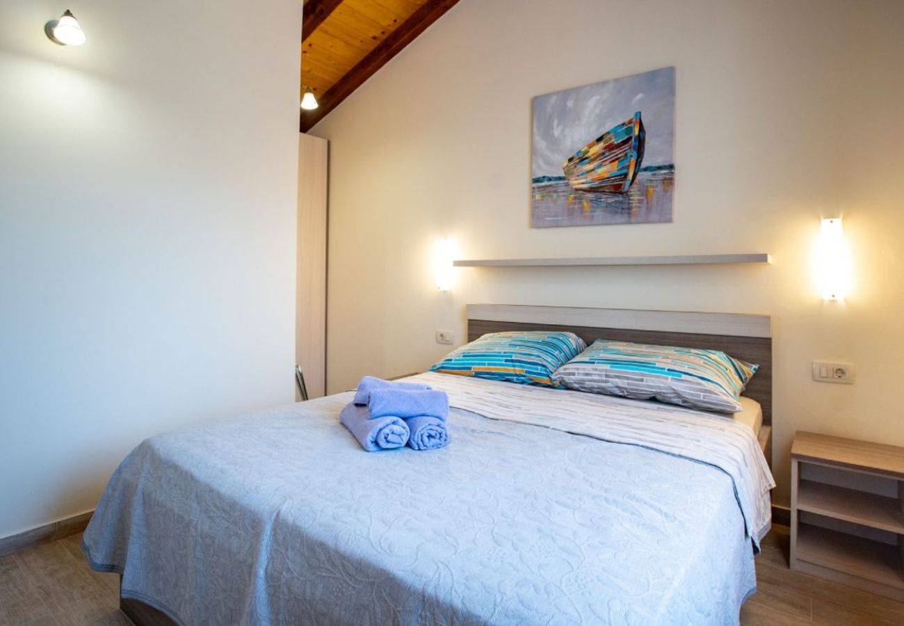 Casa a Mundanije - Casa vacanze a Mundanije con giardino, jacuzzi, terrazza, aria condizionata e lavatrice (5238-1)