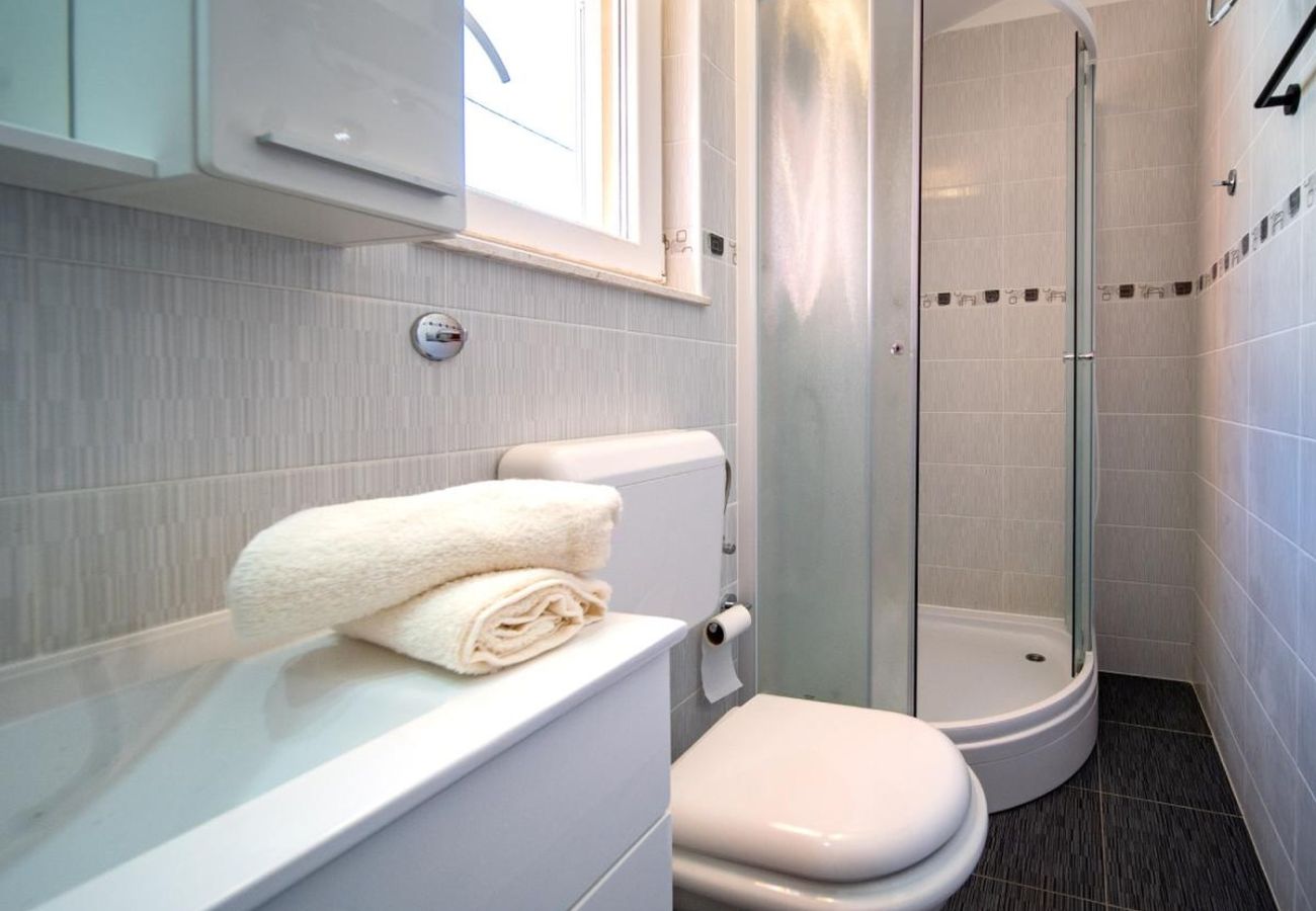 Casa a Mundanije - Casa vacanze a Mundanije con giardino, jacuzzi, terrazza, aria condizionata e lavatrice (5238-1)