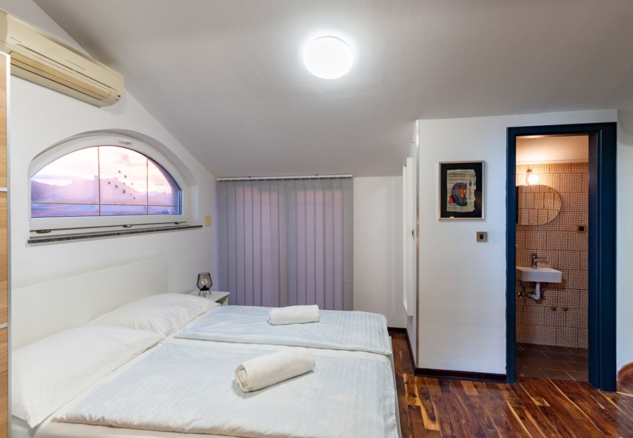 Appartamento a Lopar - Appartamento per vacanze a Lopar con terrazza, aria condizionata, Wi-Fi e vista mare (4738-7)