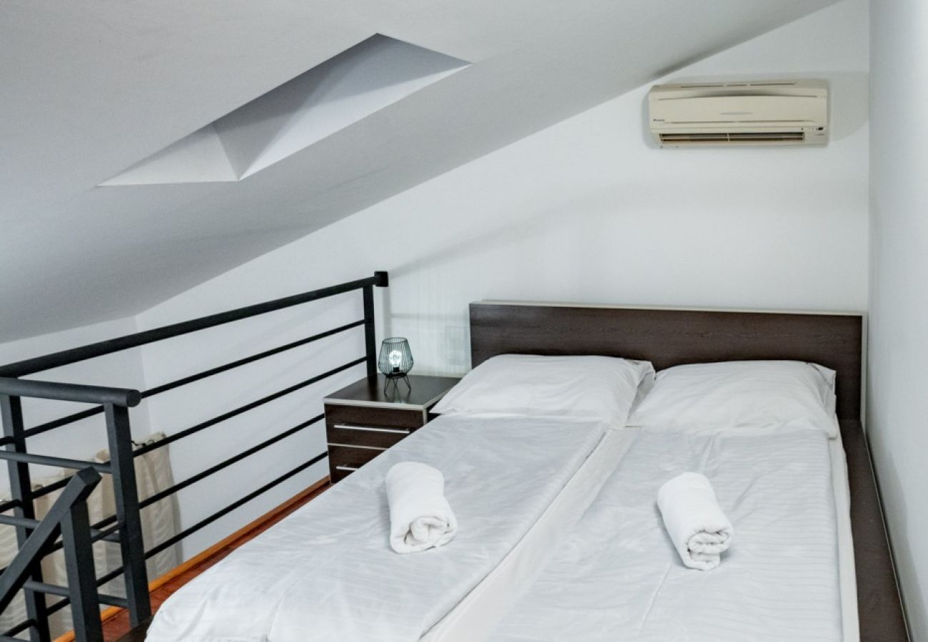 Appartamento a Lopar - Appartamento per vacanze a Lopar con terrazza, aria condizionata, Wi-Fi e vista mare (4738-7)