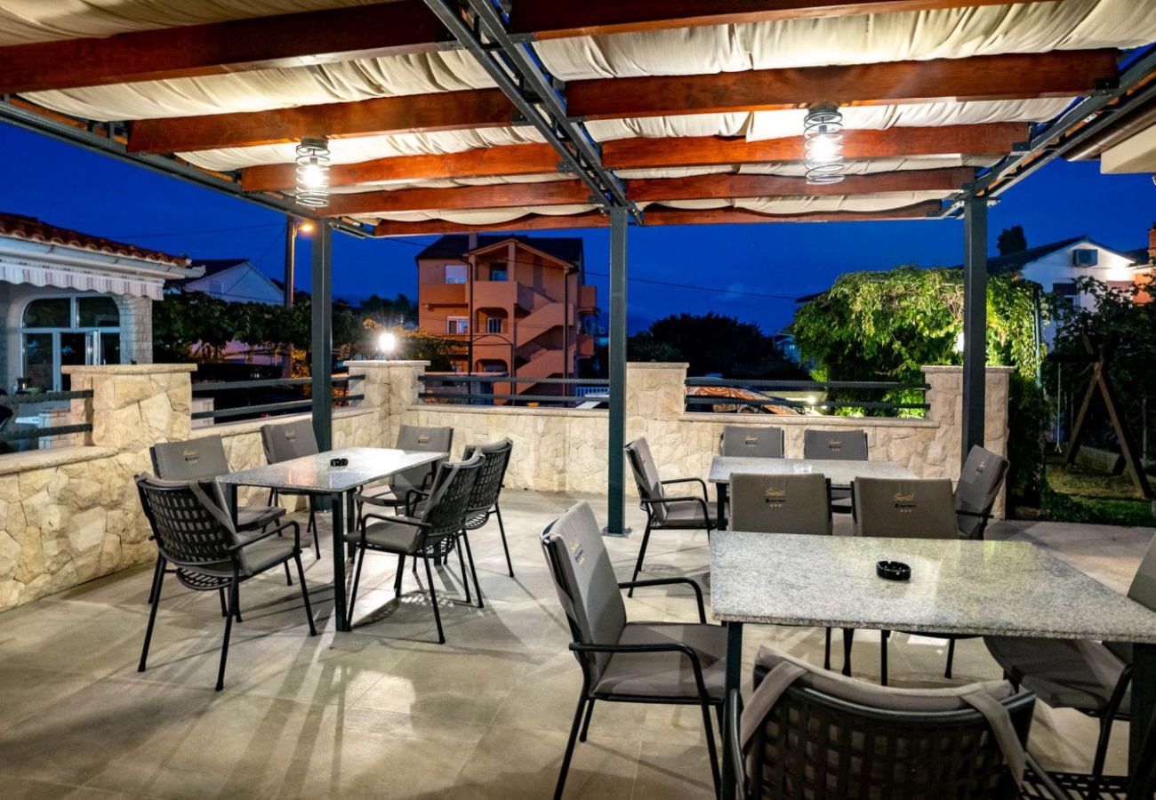 Appartamento a Lopar - Appartamento per vacanze a Lopar con terrazza, aria condizionata, Wi-Fi e vista mare (4738-7)