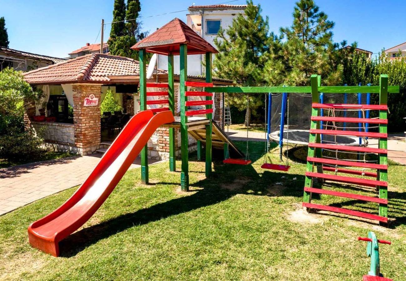 Appartamento a Lopar - Appartamento per vacanze a Lopar con terrazza, aria condizionata, Wi-Fi e vista mare (4738-7)