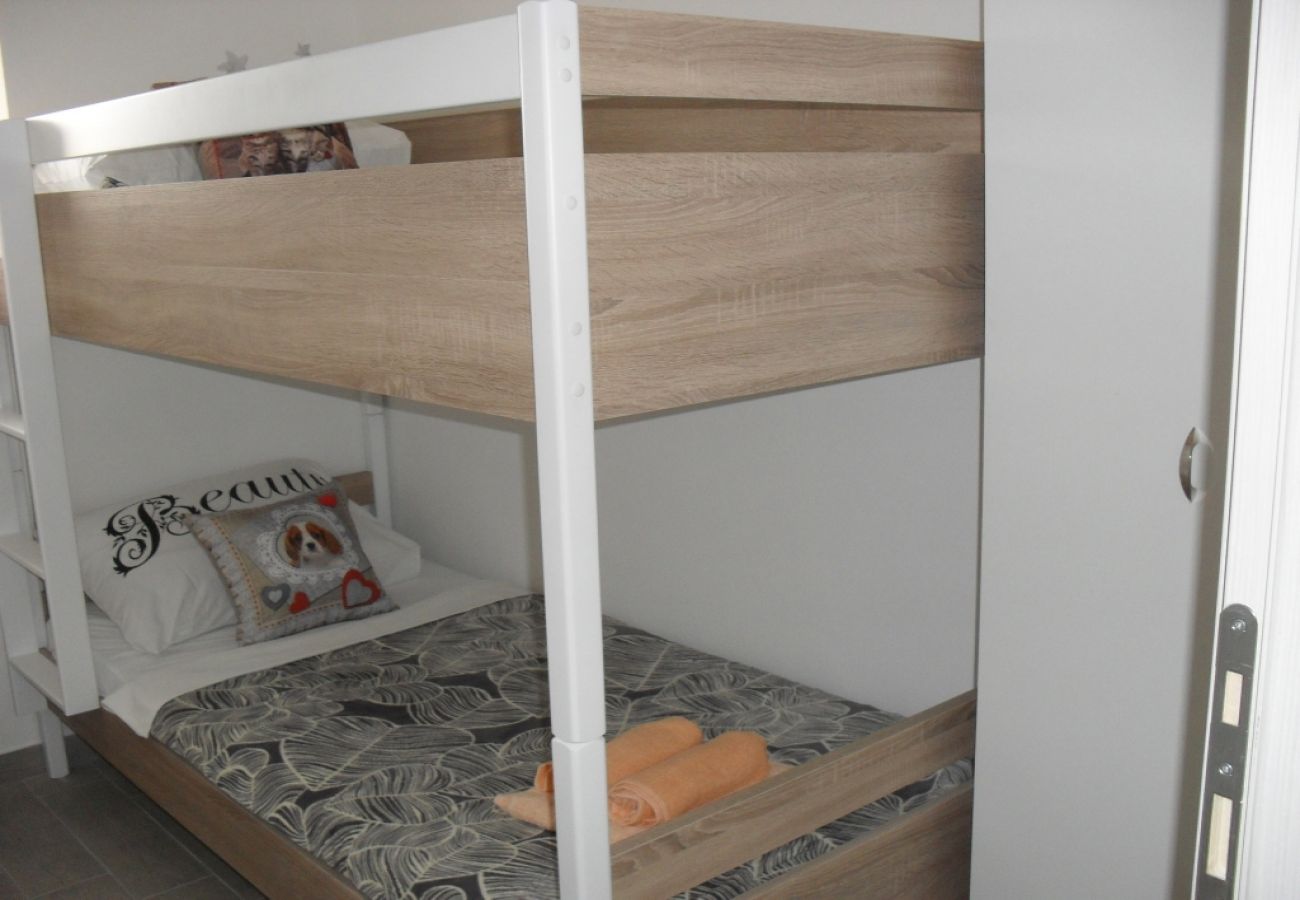 Apartament w Lopar - Apartament w Lopar z taras, Klimatyzacja, WIFI, Pralka (87-2)