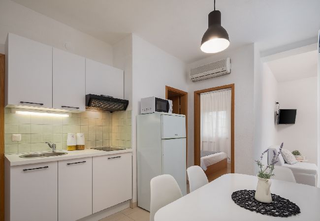 Apartament w Vodice - Apartament w Vodice z Widok na morze, taras, Klimatyzacja, WIFI (94-5) Apartament w Vodice - Apartament w Vodice z Widok na morze, taras, Klimatyzacja, WIFI (94-5)
