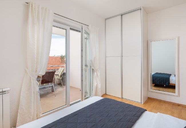 Apartament w Vodice - Apartament w Vodice z Widok na morze, taras, Klimatyzacja, WIFI (94-5) Apartament w Vodice - Apartament w Vodice z Widok na morze, taras, Klimatyzacja, WIFI (94-5)