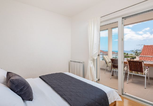 Apartament w Vodice - Apartament w Vodice z Widok na morze, taras, Klimatyzacja, WIFI (94-5) Apartament w Vodice - Apartament w Vodice z Widok na morze, taras, Klimatyzacja, WIFI (94-5)