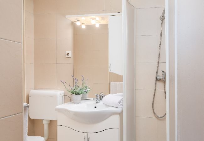 Apartament w Vodice - Apartament w Vodice z Widok na morze, taras, Klimatyzacja, WIFI (94-5) Apartament w Vodice - Apartament w Vodice z Widok na morze, taras, Klimatyzacja, WIFI (94-5)