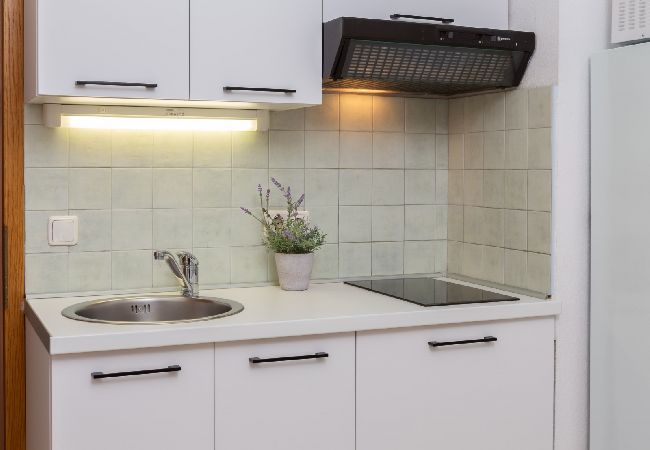 Apartament w Vodice - Apartament w Vodice z Widok na morze, taras, Klimatyzacja, WIFI (94-9) Apartament w Vodice - Apartament w Vodice z Widok na morze, taras, Klimatyzacja, WIFI (94-9)