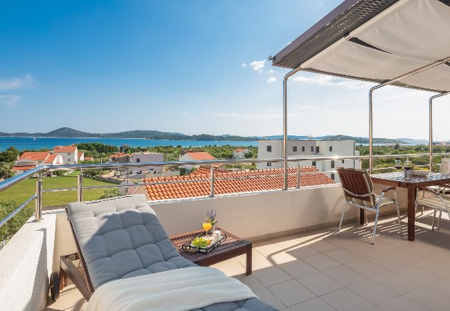 Apartament w Vodice - Apartament w Vodice z Widok na morze, taras, Klimatyzacja, WIFI (94-9) Apartament w Vodice - Apartament w Vodice z Widok na morze, taras, Klimatyzacja, WIFI (94-9)