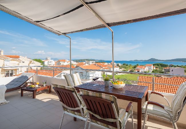 Apartament w Vodice - Apartament w Vodice z Widok na morze, taras, Klimatyzacja, WIFI (94-9) Apartament w Vodice - Apartament w Vodice z Widok na morze, taras, Klimatyzacja, WIFI (94-9)