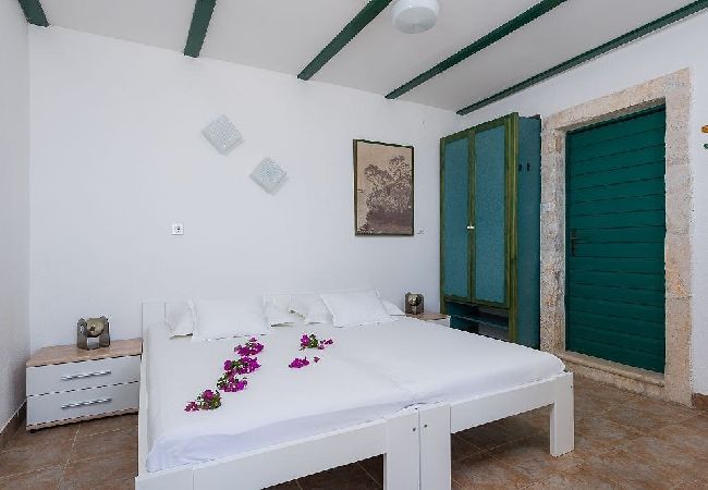 Dom w Murvica - Domek wypoczynkowy w Murvica z Widok na morze, taras, Klimatyzacja, WIFI (146-6) Dom w Murvica - Domek wypoczynkowy w Murvica z Widok na morze, taras, Klimatyzacja, WIFI (146-6)