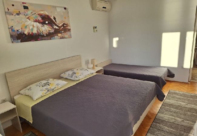 Apartament w Omiš - Apartament w Omiš z Widok na morze, balkon, Klimatyzacja, WIFI (161-1) Apartament w Omiš - Apartament w Omiš z Widok na morze, balkon, Klimatyzacja, WIFI (161-1)