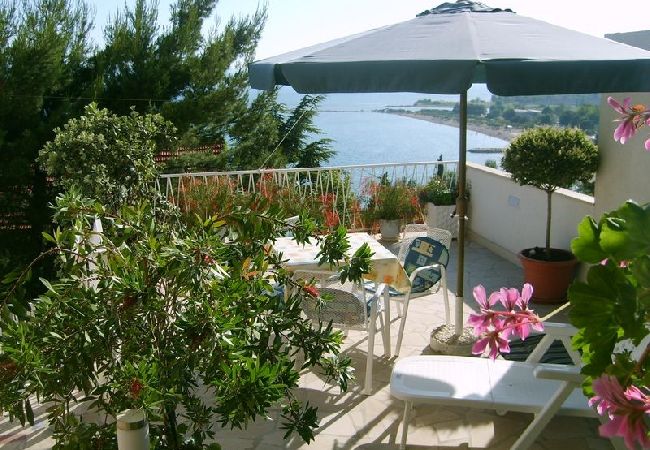 Apartament w Omiš - Apartament w Omiš z Widok na morze, balkon, Klimatyzacja, WIFI (161-1) Apartament w Omiš - Apartament w Omiš z Widok na morze, balkon, Klimatyzacja, WIFI (161-1)