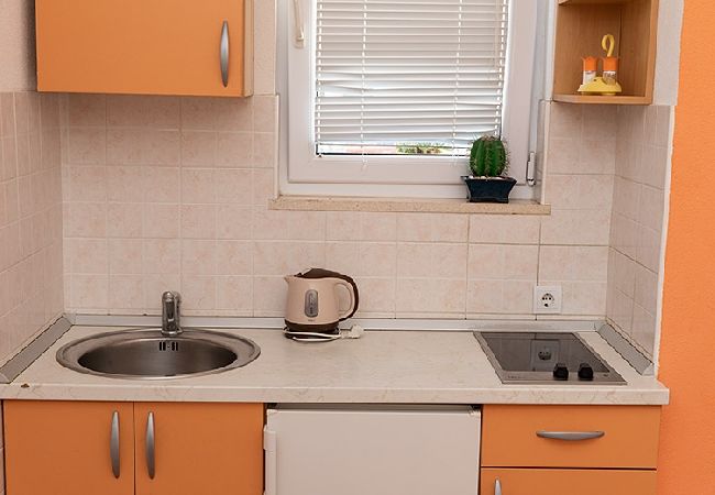 Studio w Tucepi - Apartament Studio w Tučepi z Klimatyzacja, WIFI, Pralka (202-1) Studio w Tucepi - Apartament Studio w Tučepi z Klimatyzacja, WIFI, Pralka (202-1)