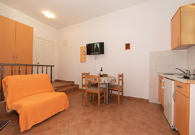 Studio w Tucepi - Apartament Studio w Tučepi z Klimatyzacja, WIFI, Pralka (202-1) Studio w Tucepi - Apartament Studio w Tučepi z Klimatyzacja, WIFI, Pralka (202-1)